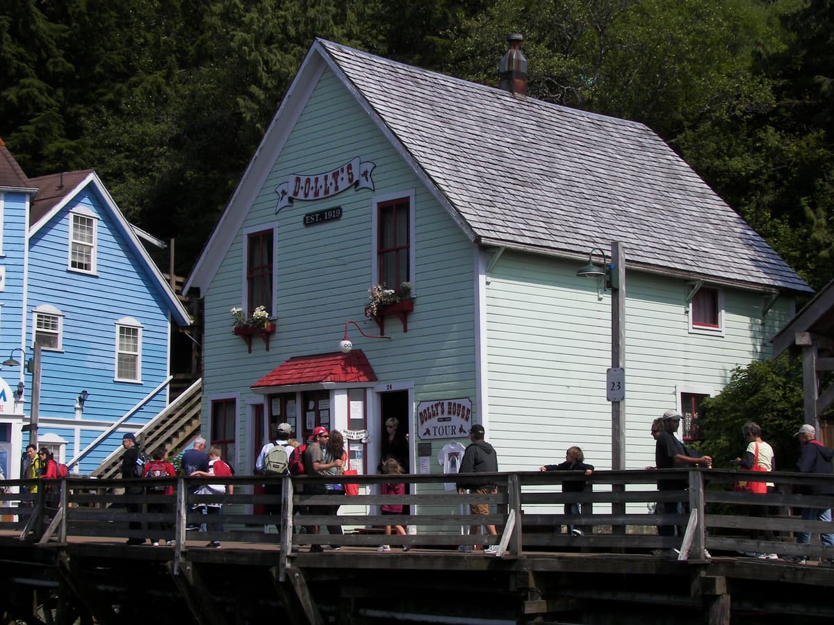 Dolly’s House museum on the Creek Street boardwalk, with visitors outside